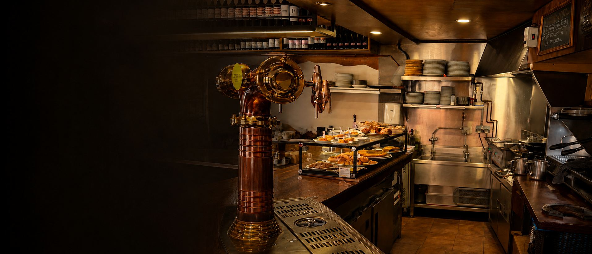 Cocina abierta de la taberna detrás de la barra de cobre