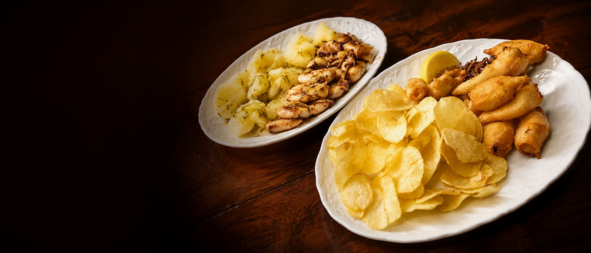 Dos fuentes de chipirones, una a la plancha y otra de chipirones fritos con patatas